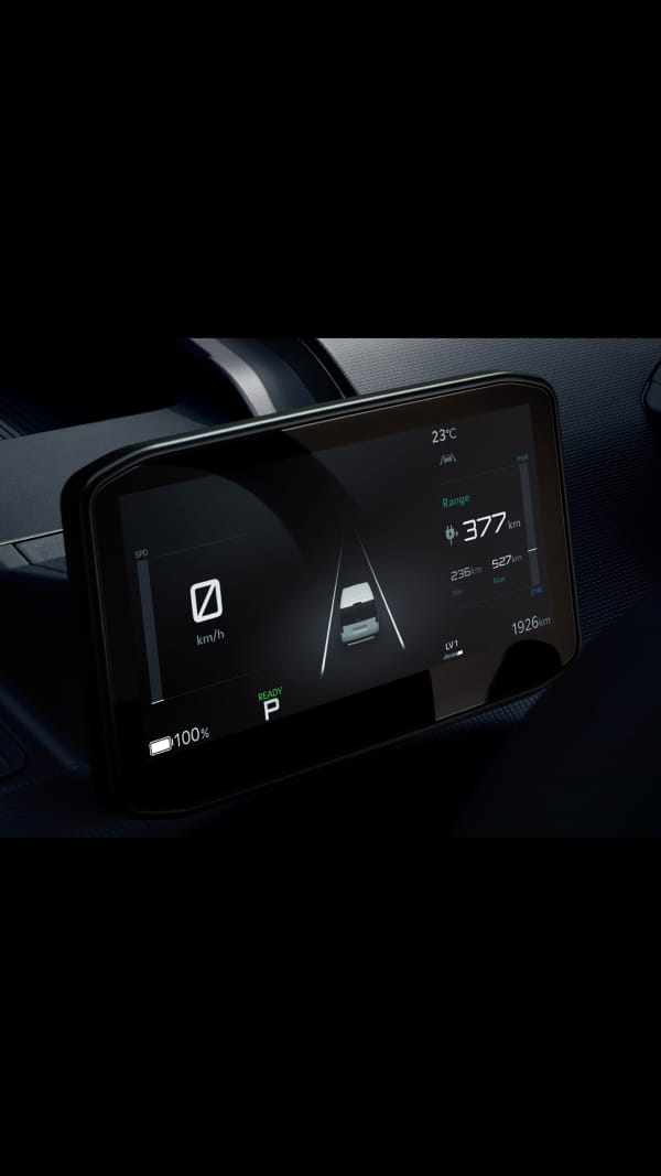 Digitales Kombiinstrument des Kia PV5 WAV mit Echtzeitanzeige von Geschwindigkeit, Reichweite, Energiefluss und Sicherheitshinweisen auf einen Blick.
